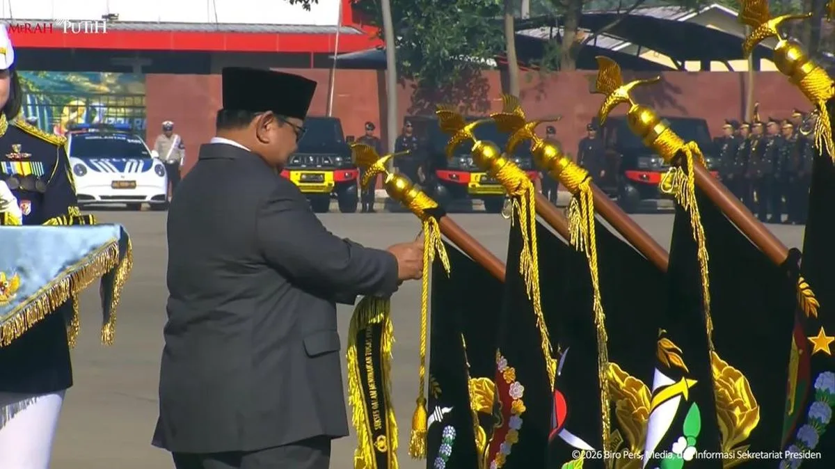 Prabowo Anugerahkan Samkaryanugara ke 12 Satuan Polri di Hari Bhayangkara ke-80