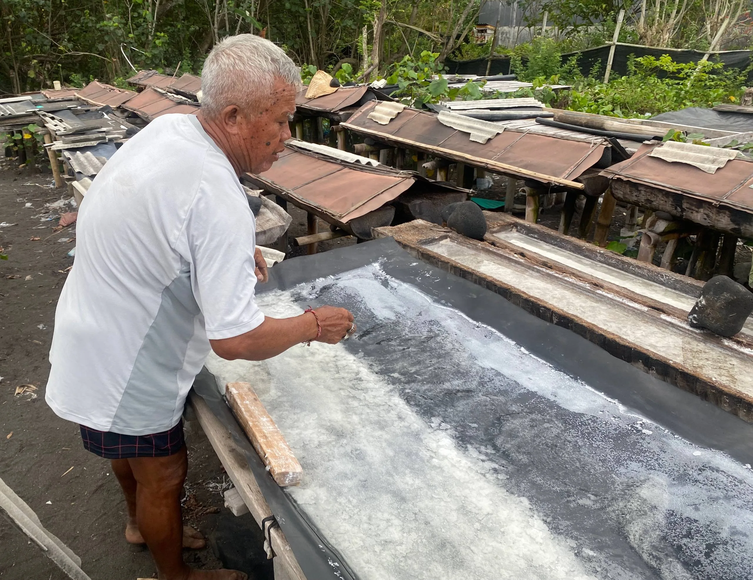 Garam Kusamba di Ambang Kepunahan: Abrasi dan Pariwisata Menggerus Warisan Tradisi