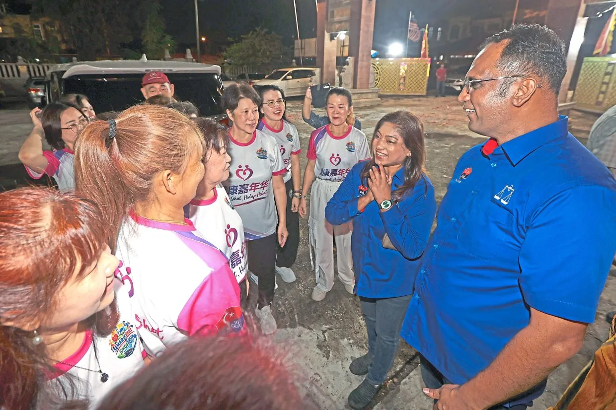 Strategi Unik Calon BN di Perling: Isteri Fasih Mandarin Jadi Senjata Politik