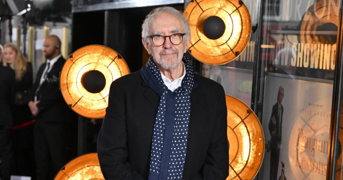 Jonathan Pryce: Industri Film Terjebak Stereotip, Aktor Senior Layak Peran Lebih Hidup