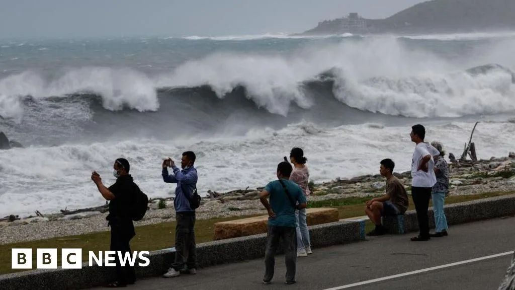 Topan Bavi Mengancam Asia Timur: 15 Tewas di Filipina, Ribuan Warga Siaga