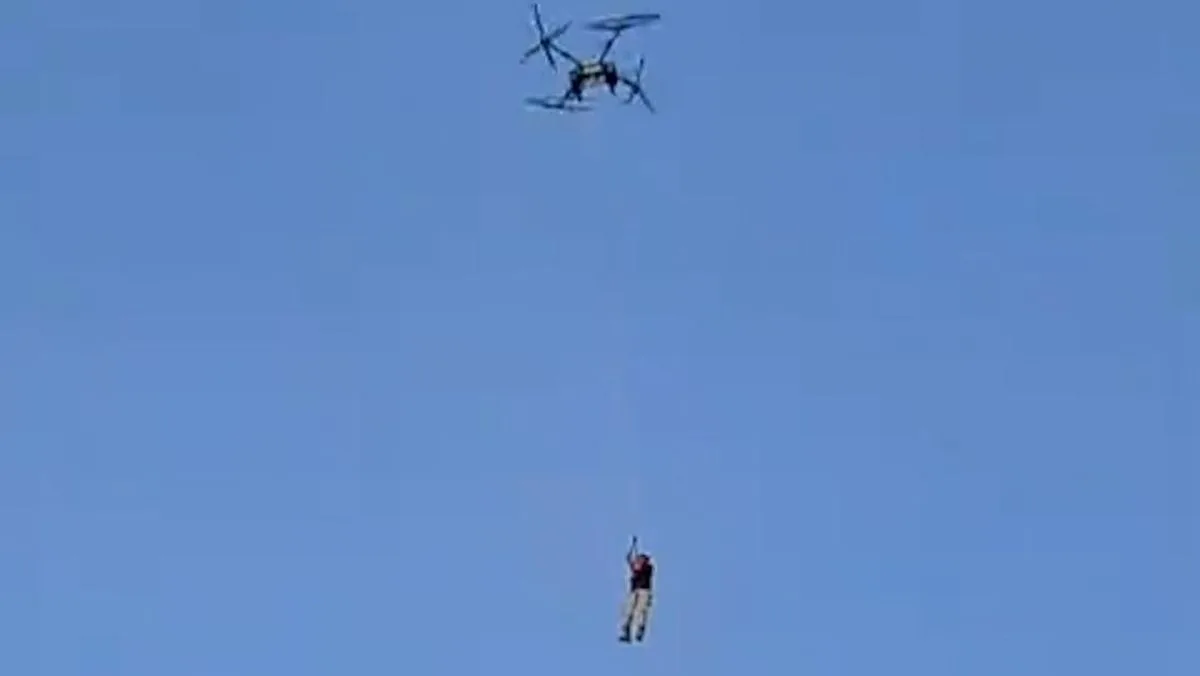 Viral Petani 'Terbang' Diangkut Drone, Bos Perusahaan Minta Maaf