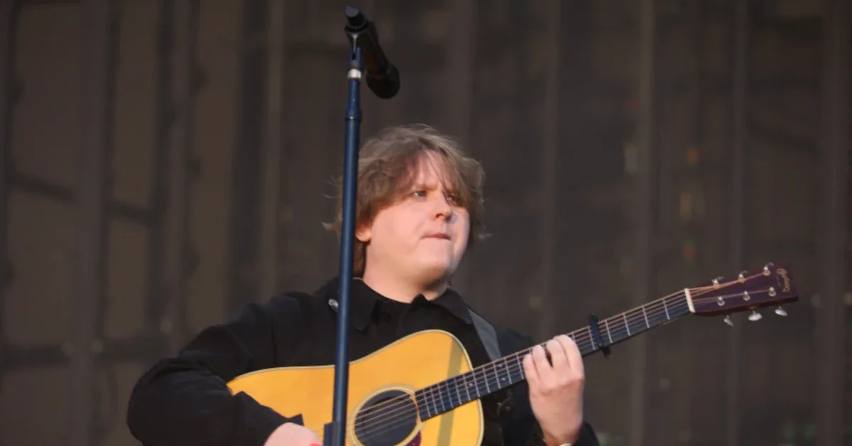 Lewis Capaldi Menangis di Atas Panggung: 'Tak Tahu Bisa Tampil Lagi'