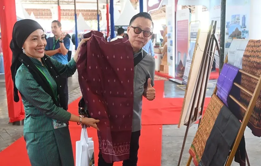 Memori Perempuan Cham yang Hampir Lenyap Kini Ditenun Kembali Jadi Peluang Wisata Halal Kamboja