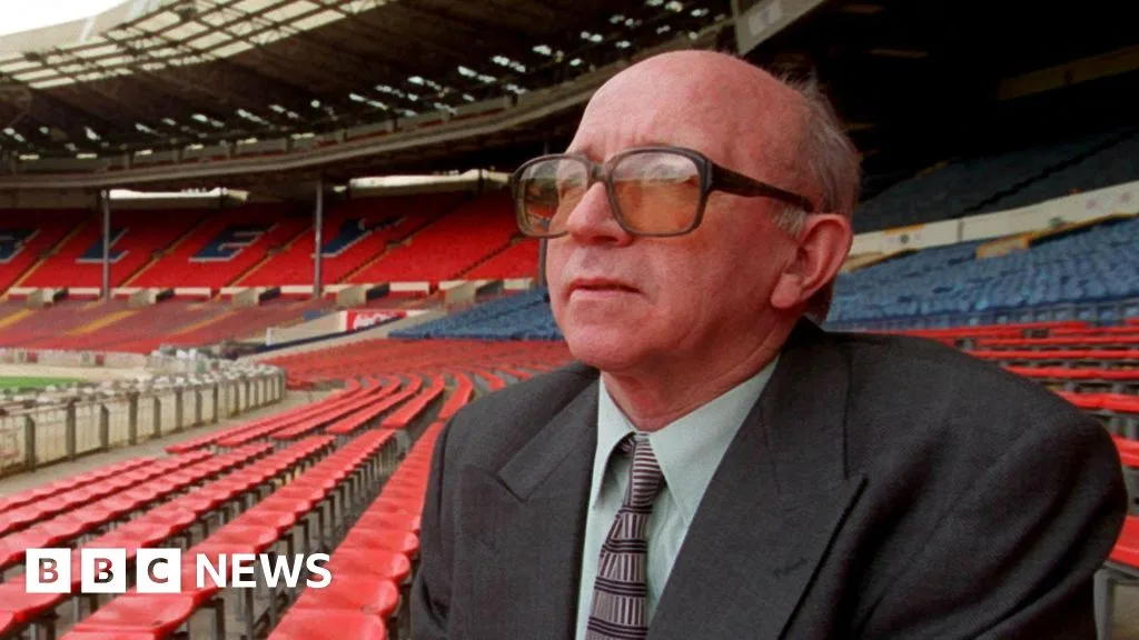 Koroner Vonis: Gangguan Otak Nobby Stiles Akibat Sering Menyundul Bola