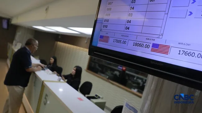 Dolar AS Sempat Bertahan di Rp18.000, Transaksi Money Changer Merosot