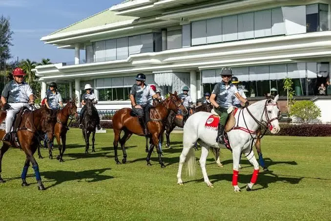 Sultan Brunei Pimpin Parade Kuda Kerajaan di Usia 80 Tahun