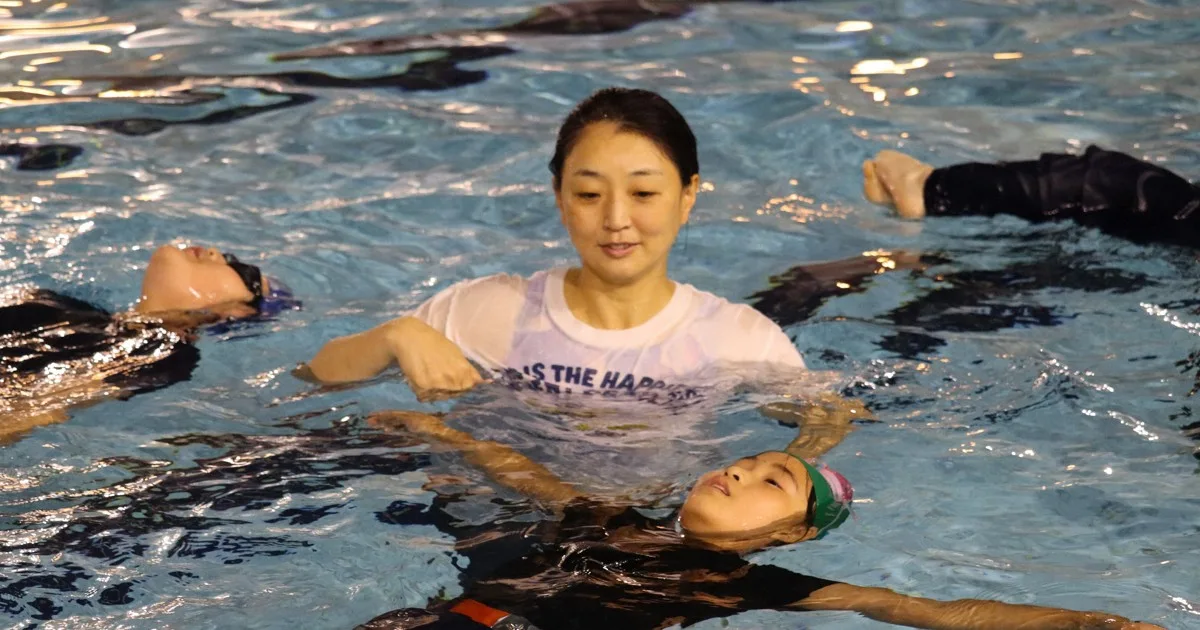 Mantan Peraih Emas Olimpiade Ajari Anak-anak Tokyo Teknik Mengapung demi Cegah Tenggelam