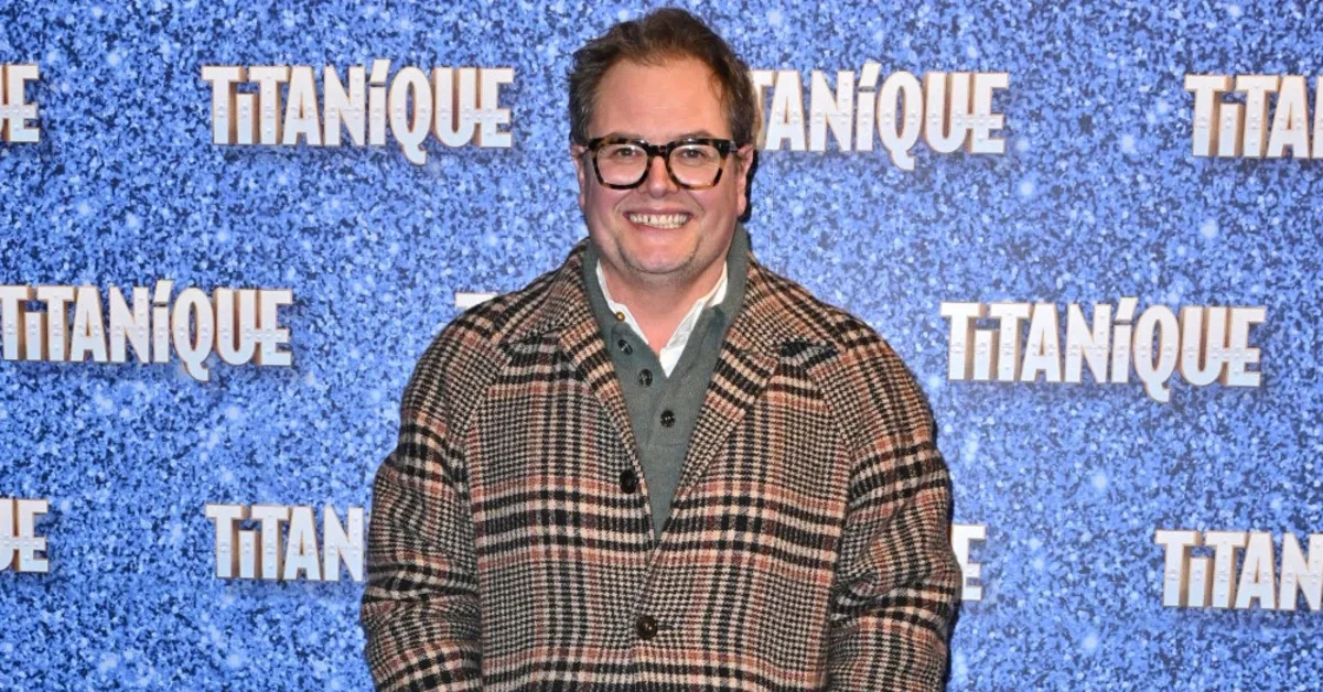 Anjing Tuli Alan Carr Serang Sporran Pemain Bagpipe, Komedian Malah Belain Peliharaan