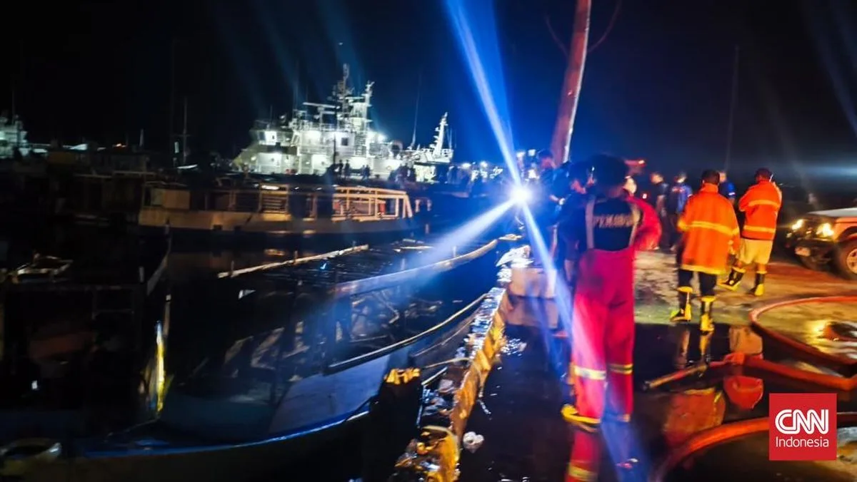 Kapal Terbakar Saat Perbaikan di Muara Baru, Petugas Kerahkan 5 Mobil Damkar