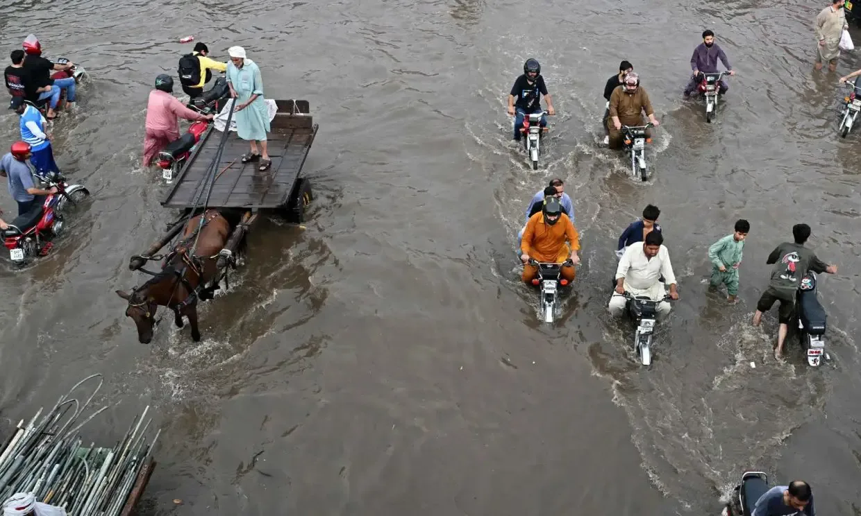 Monsoon Pakistan Tewaskan 37 Orang: Banjir Bandang dan Longsor Melumpuhkan Empat Provinsi