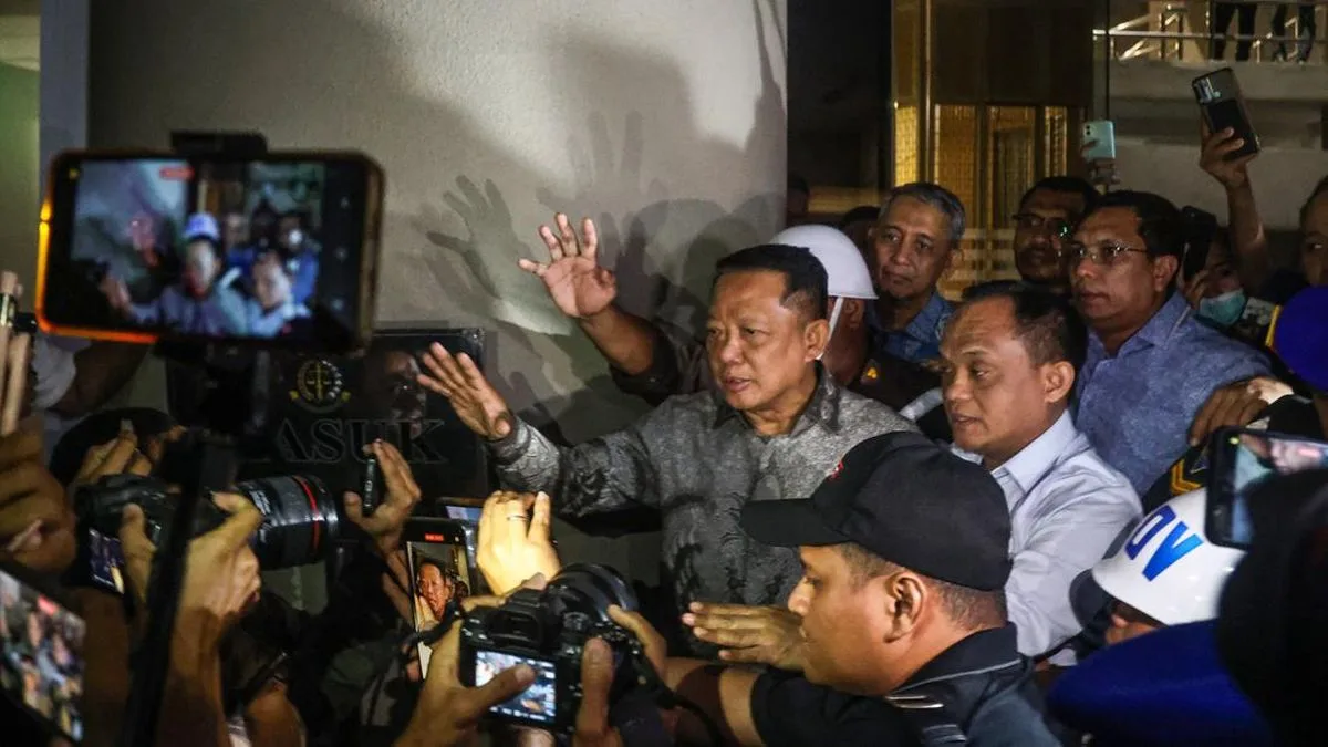 Penahanan Eks Jampidsus Febrie: Rompi Pink Tak Ada, Tuduhan Kriminalisasi Menguat