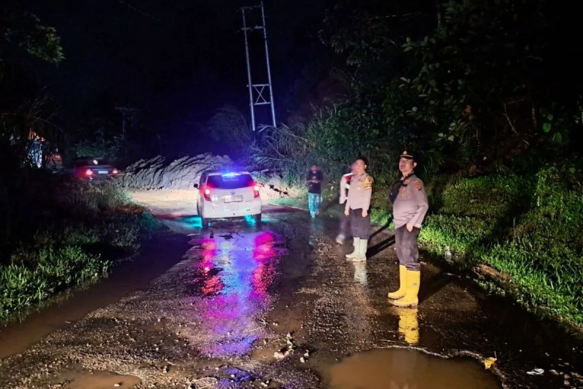 Jalan Simpang Empat-Talu Kembali Terhubung Usai Longsor, Tim Gabungan Kerja Cepat