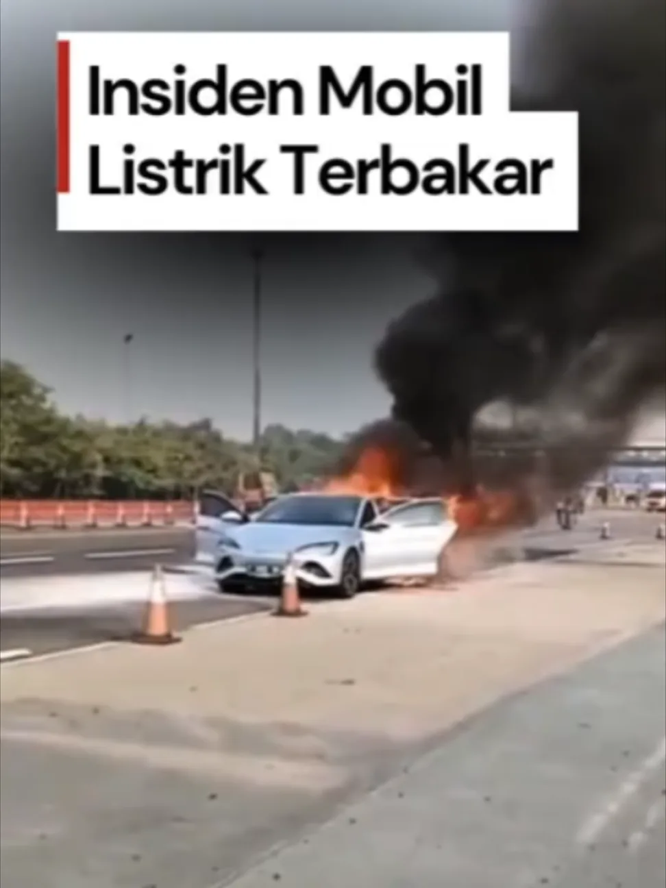 mobil listrik terbakar di Gerbang Tol Cikampek Utama