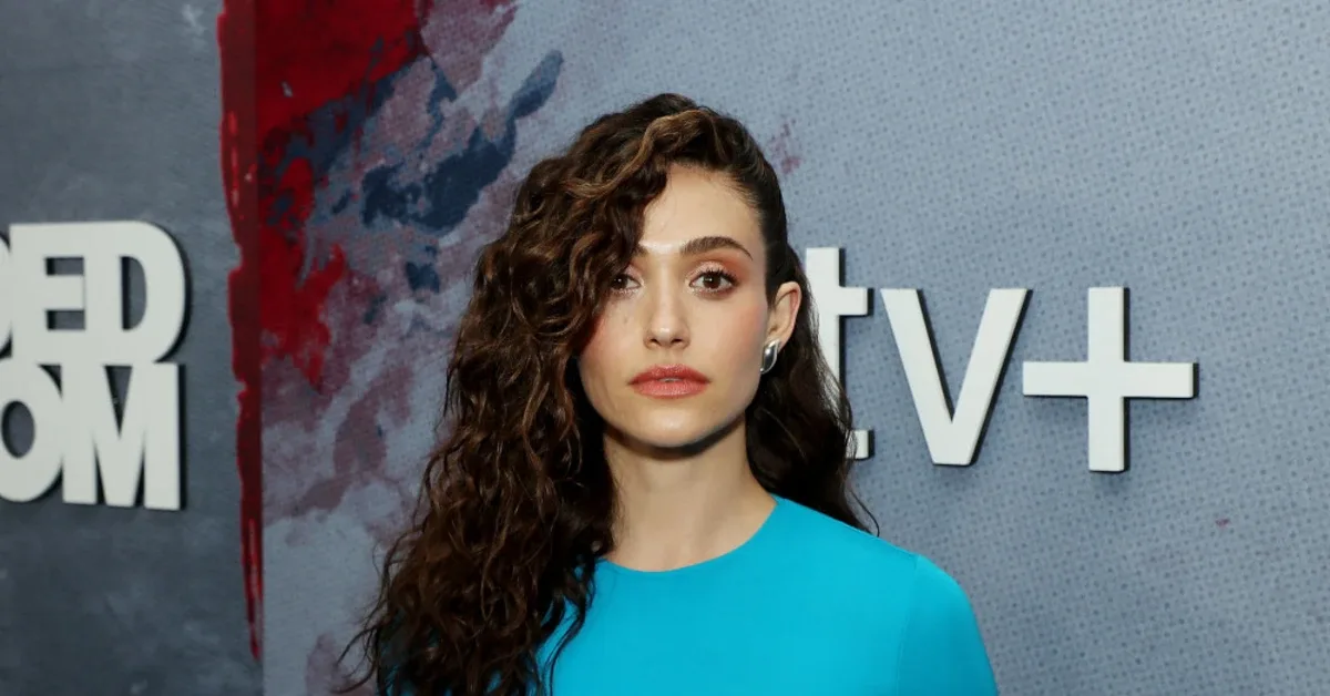 Emmy Rossum dan Sam Esmail: Kartu Remi untuk Membagi Tugas Rumah Tangga