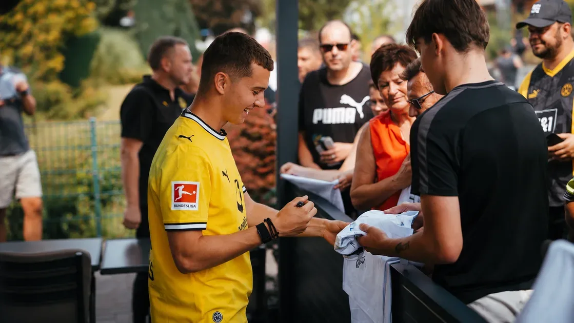 Karetsas Langsung Dekat dengan Fans Dortmund: Mampir ke Restoran Gyros Usai Teken Kontrak