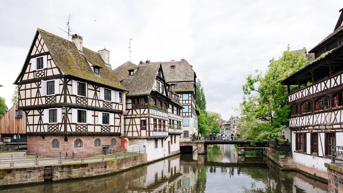 Enam Kota Kanal Eropa Selain Venesia dan Amsterdam: Alternatif Liburan Tanpa Keramaian