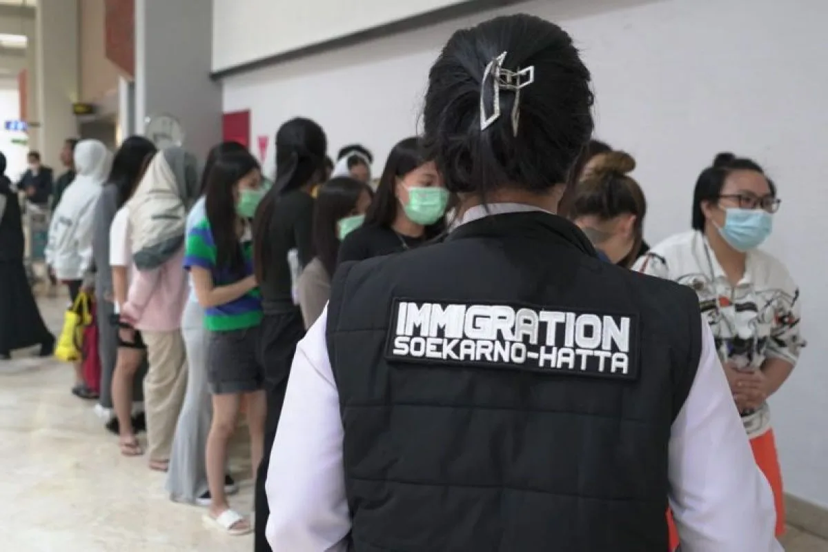 Imigrasi Deportasi 25 Warga Vietnam: Jaringan Penipuan Investasi Online Terbongkar