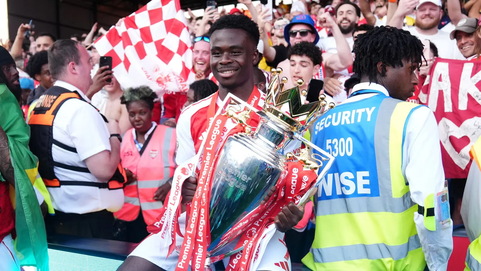 Arsenal Siapkan Tawaran Baru untuk Ezri Konsa: Bek Andalan Aston Villa yang Dipuji Saka