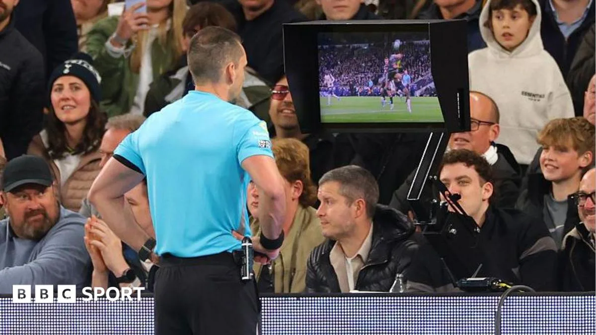 Bos Wasit UEFA: VAR Bukan PlayStation, Saatnya Kembalikan Wewenang ke Wasit