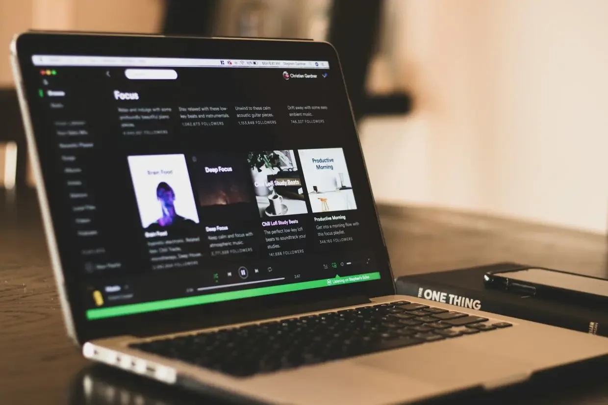 Spotify Wajibkan Label 'AI Personas' untuk Artis Virtual: Transparansi atau Stigma?