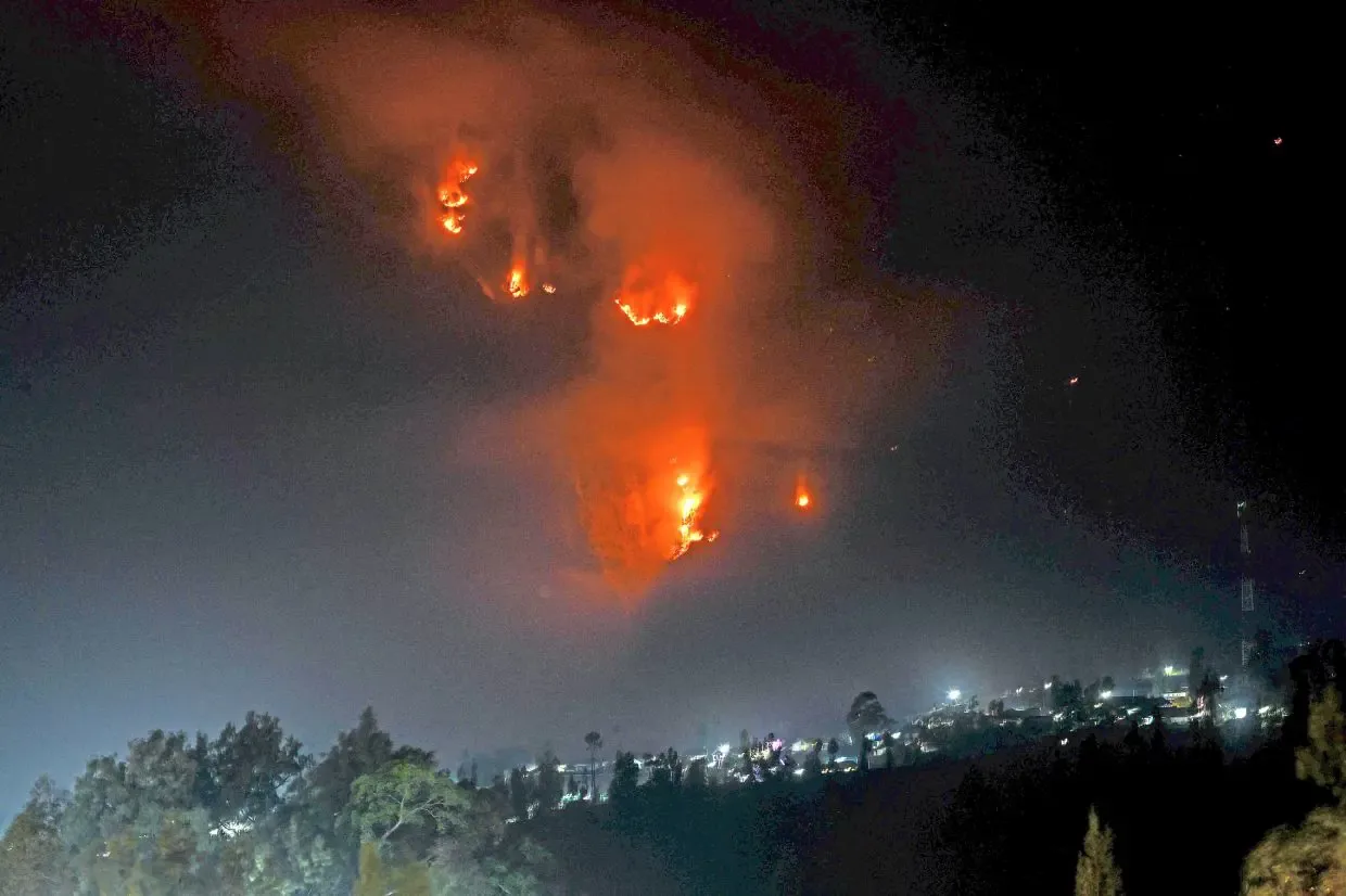 Kebakaran Bromo Terkendali, Titik Panas Tersisa Dua: Helikopter Water Bombing Siap Dialihkan