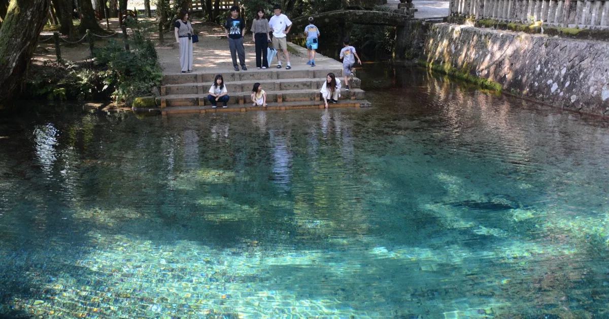Kolam Biru Bening di Jepang: Sumber Air Suci yang Menjadi Ikon Geopark UNESCO