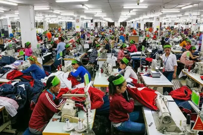Industri Garmen Kamboja Terdesak Adopsi AI dan Robotika: Bisakah Bertahan Tanpa Buruh Murah?