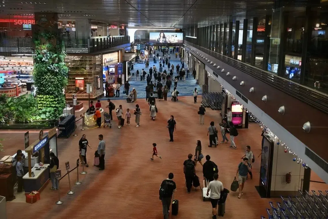 Dua WNA Diciduk di Bandara Changi Usai Curi Parfum, Satu Pelaku Diringkus 8 Bulan Kemudian