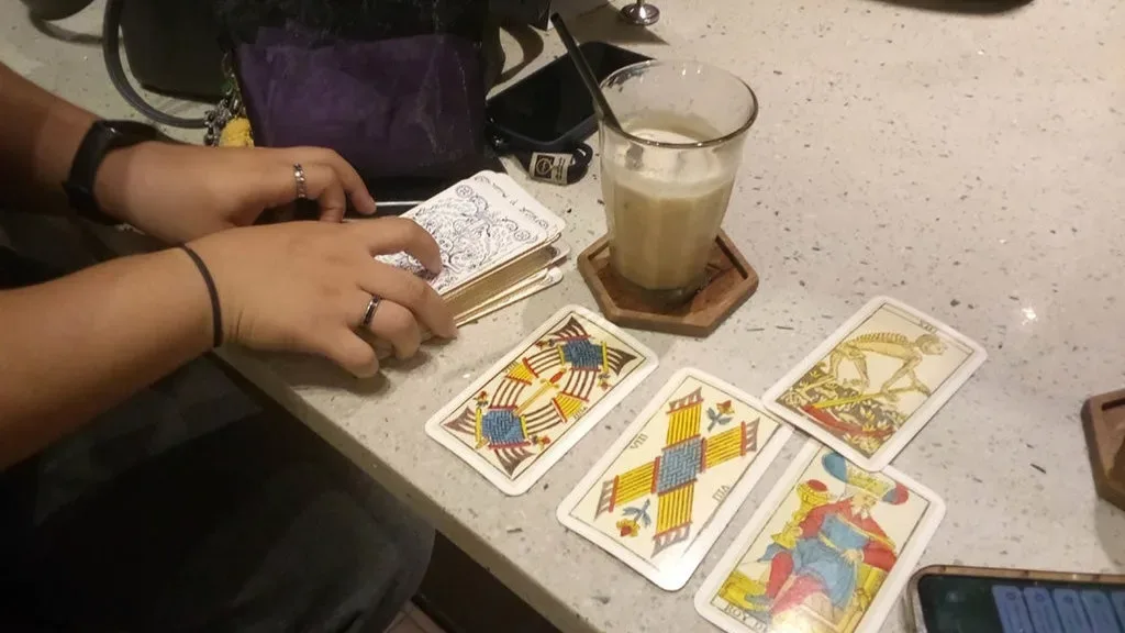 Tarot Kian Digandrungi Gen Z: Bukan Ramalan, Melainkan Ruang Curhat dan Validasi Diri