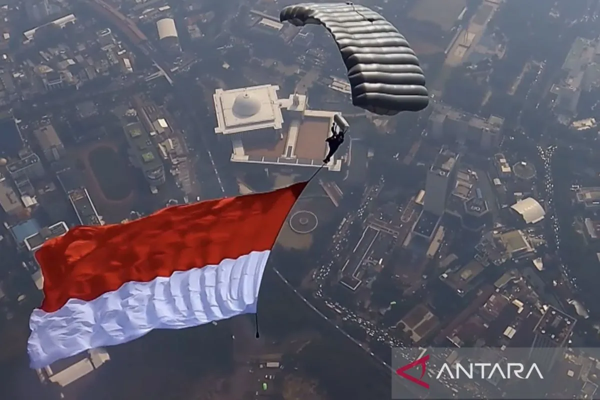 17 Penerjun Kopassus Sempurnakan Victory Jump di Monas: Simbol Ketangguhan di HUT ke-81 RI