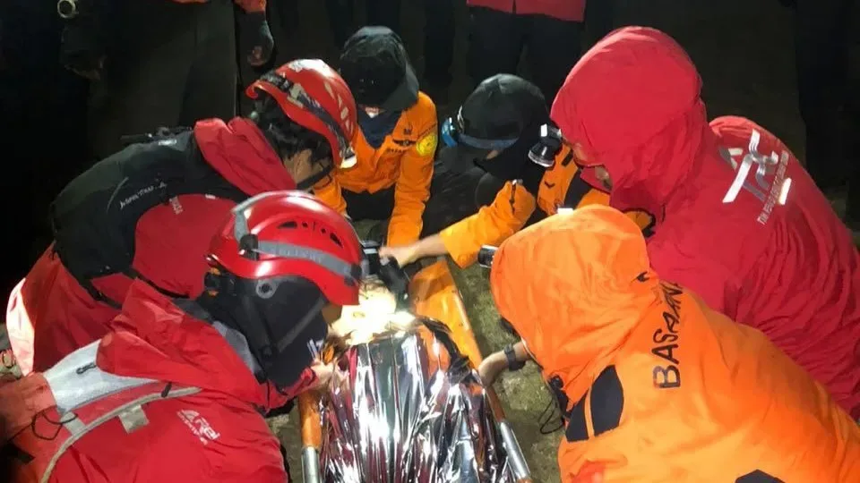 Delapan Pendaki Dievakuasi dari Puncak Bawakaraeng: Hipotermia hingga Gejala Tifus Warnai Peringatan HUT RI