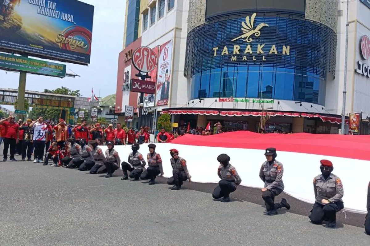 Bendera 17 Meter Berkibar di Simpang Tarakan, Warga Henti Sejenak untuk Hormati Proklamasi