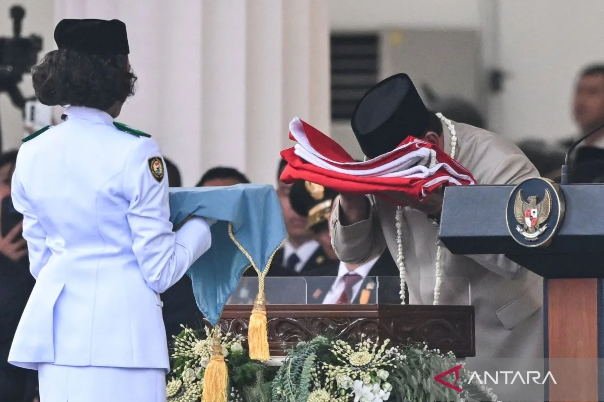 Prabowo Pimpin Penurunan Bendera HUT ke-81, Paskibraka Perlihatkan Formasi Angka 81