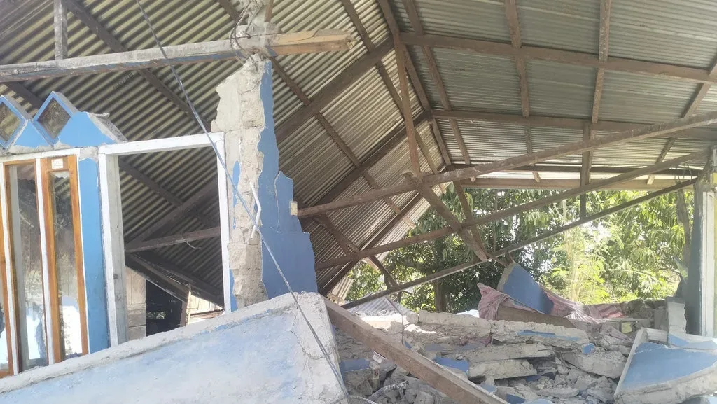 Gempa NTT: Rumah Warga Golo Lanak Roboh, Warga Mengungsi di Tenda Darurat