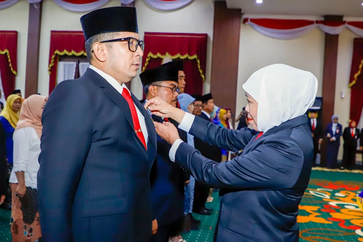 Khofifah Sematkan Satyalancana ke 467 ASN Jatim, Tekankan Inovasi sebagai Ukuran Pengabdian