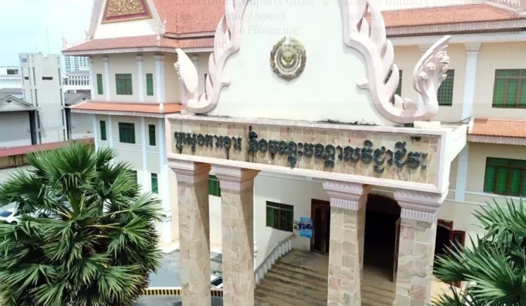 Manajer Asing Pabrik Garmen di Kamboja Dipaksa Minta Maaf: Ancaman Baru bagi Investor?