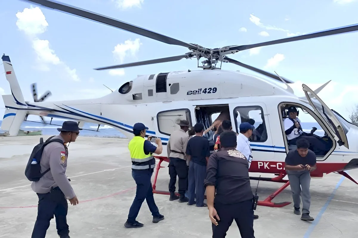 Jalur Udara Jadi Andalan: Polri Evakuasi Lansia dan Ibu Hamil di Sikka NTT