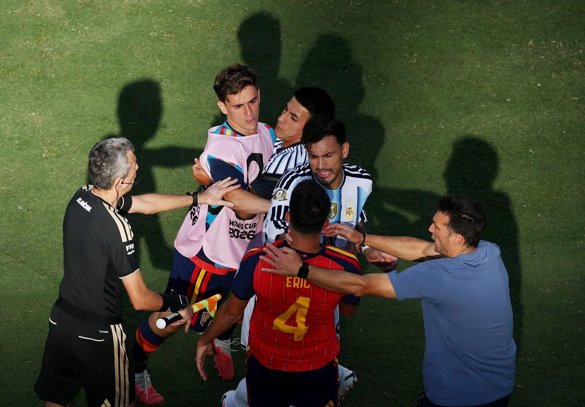 FIFA Jatuhkan Sanksi Berat ke Argentina: Paredes Dilarang 10 Laga, Molina 7 Laga