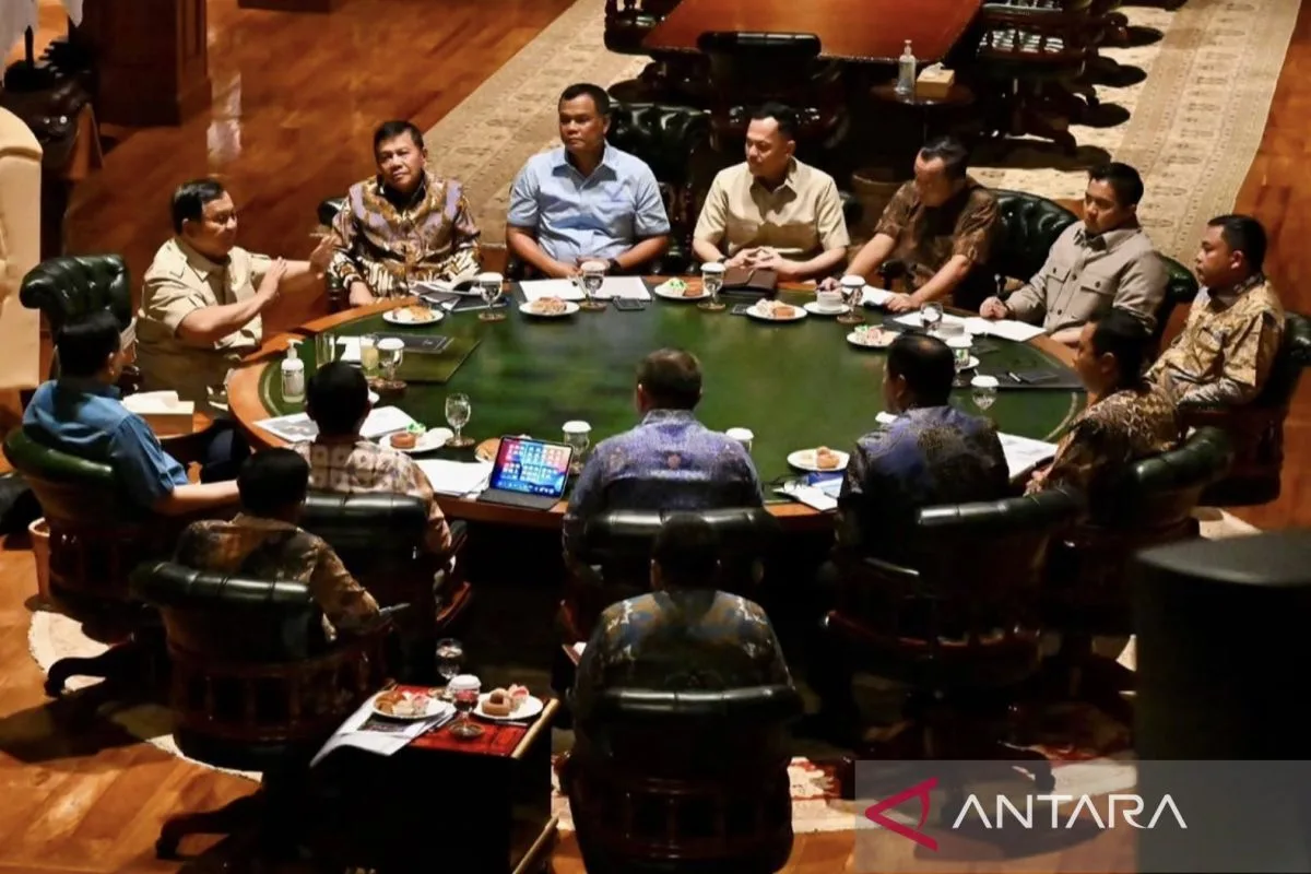 Malam Minggu di Hambalang: Prabowo Pimpin Ratas Karhutla dan Bencana NTT, Instruksikan 17 Pesawat Water-Bombing