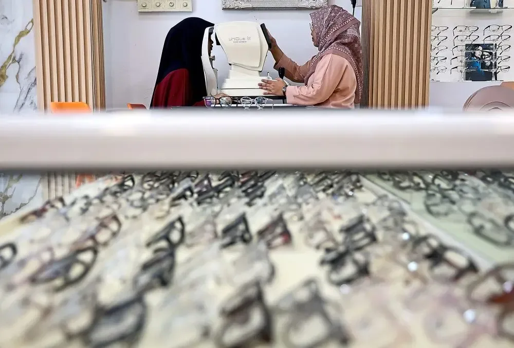Kementerian Kesehatan Malaysia Usulkan Regulasi Ketat untuk Pusat Layanan Mata: Melindungi Pasien atau Membebani Bisnis?
