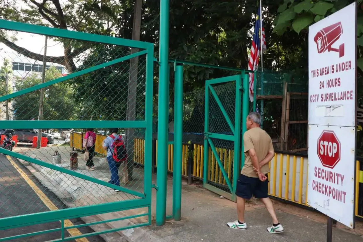 Warga Lansia Taman Desa Protes Penutupan Gerbang Taman: Jalan Kaki 800 Meter di Tengah Lalu Lintas