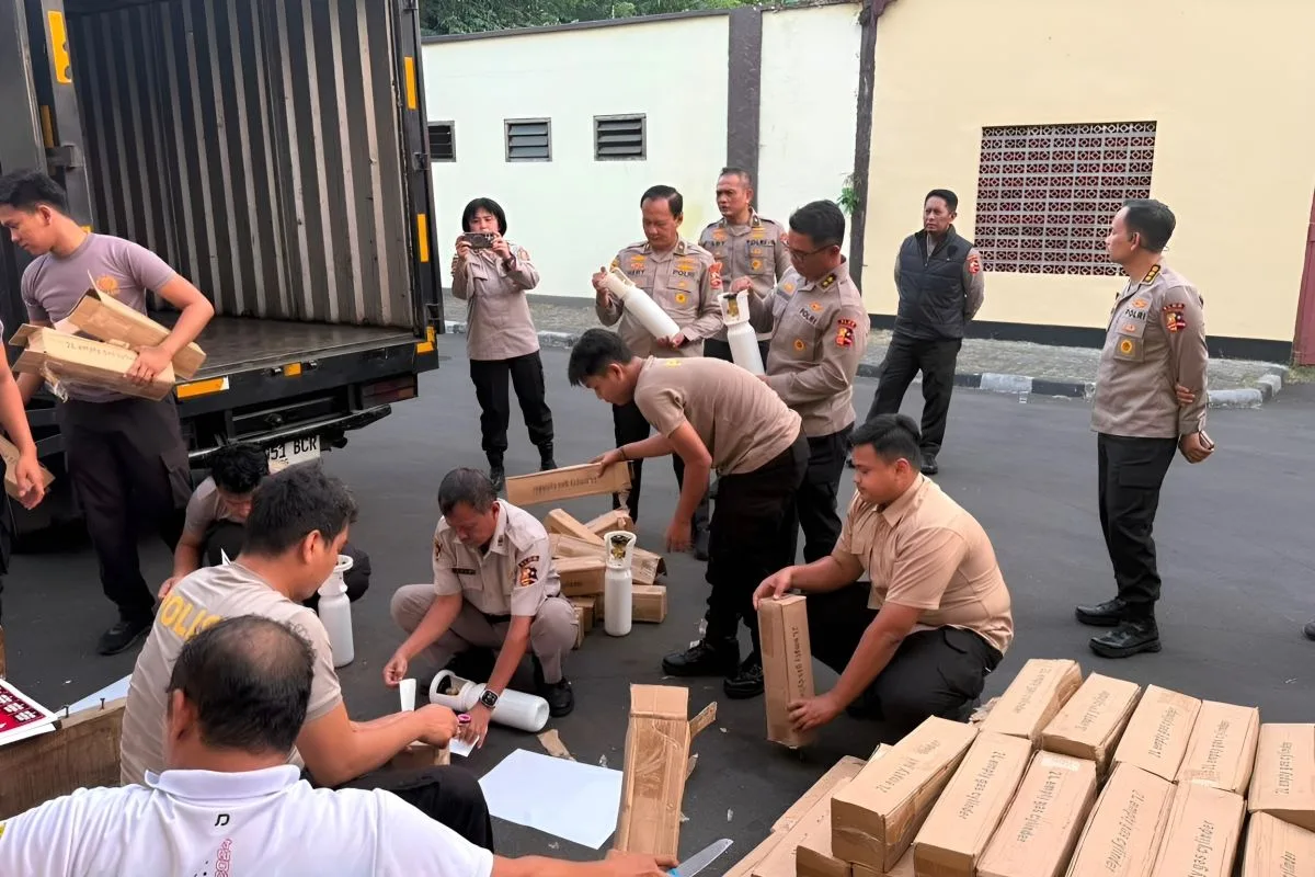 Polri Kerahkan Bantuan Logistik dan Oksigen untuk Perkuat Penanganan Karhutla di Enam Provinsi