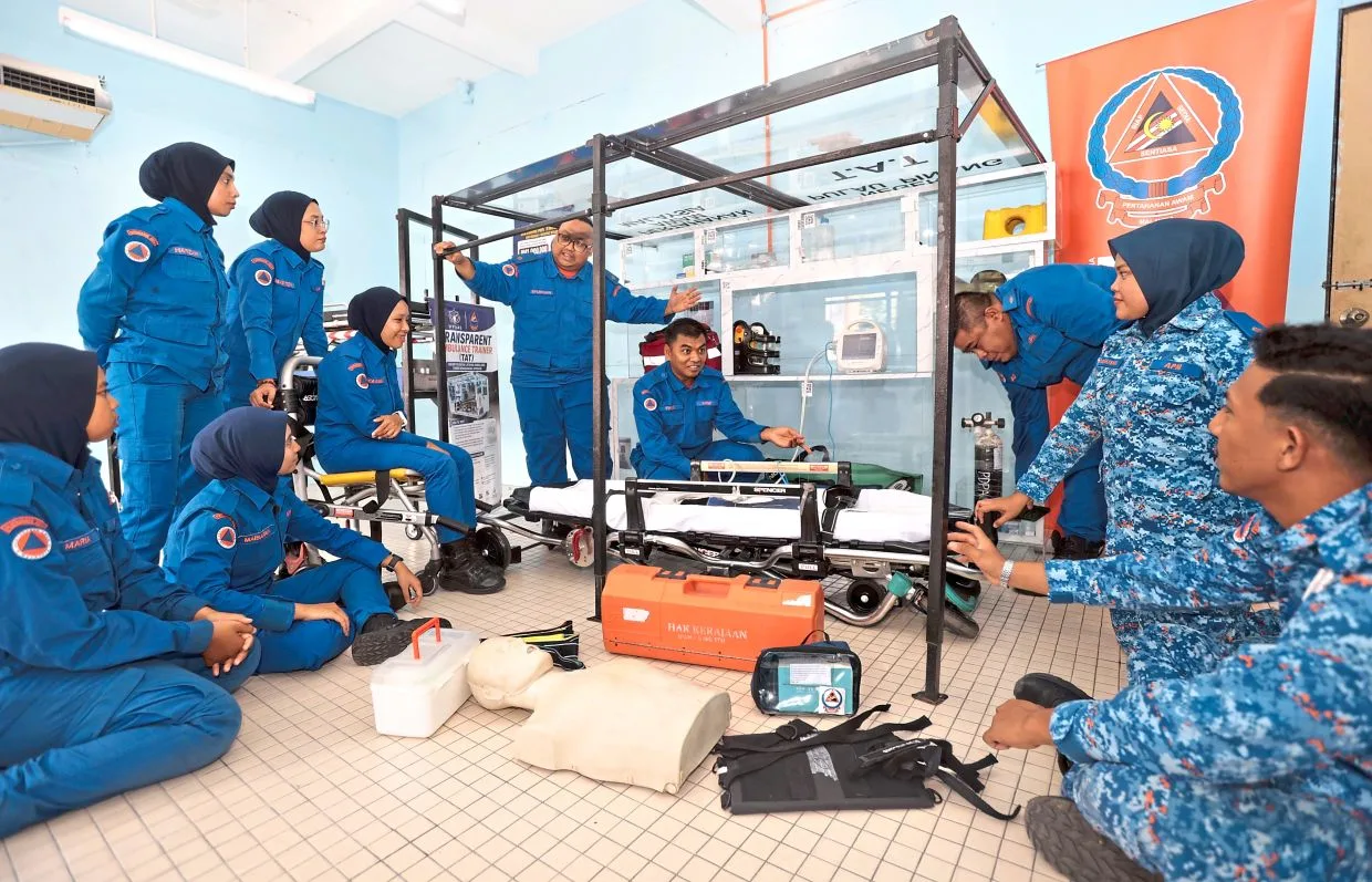 Inovasi Pelatihan Medis: Kabin Transparan Gantikan Ambulans Asli untuk Latihan