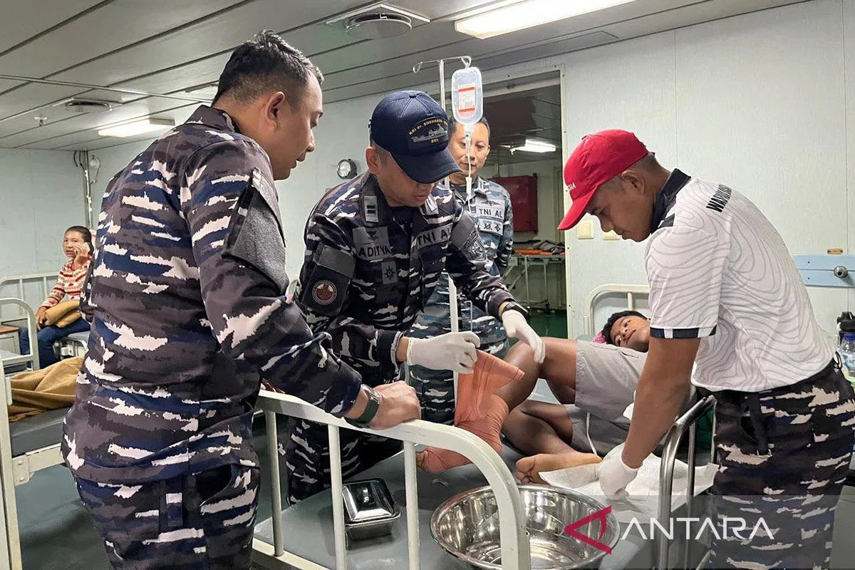 KRI dr. Soeharso-990 Siaga di NTT: Rumah Sakit Terapung TNI AL Jadi Andalan Warga Terdampak Gempa