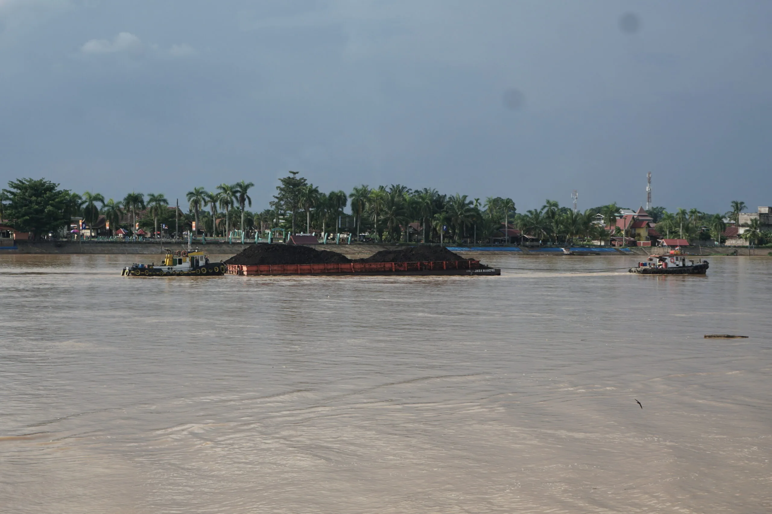 Dekarbonisasi atau Perpanjangan Usia Fosil? Jatam Bongkar Strategi di Balik Kebijakan Energi