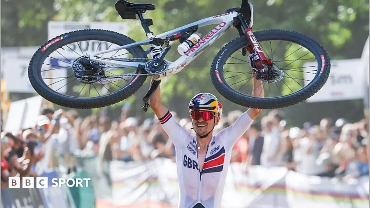 Pidcock Juara Dunia MTB, Persembahkan Gelar untuk Fin Tarling yang Wafat