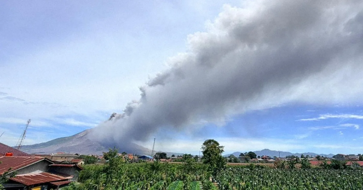 Gunung Sinabung Erupsi Dahsyat, Status Waspada Dinaikkan: Warga Diimbau Menjauh