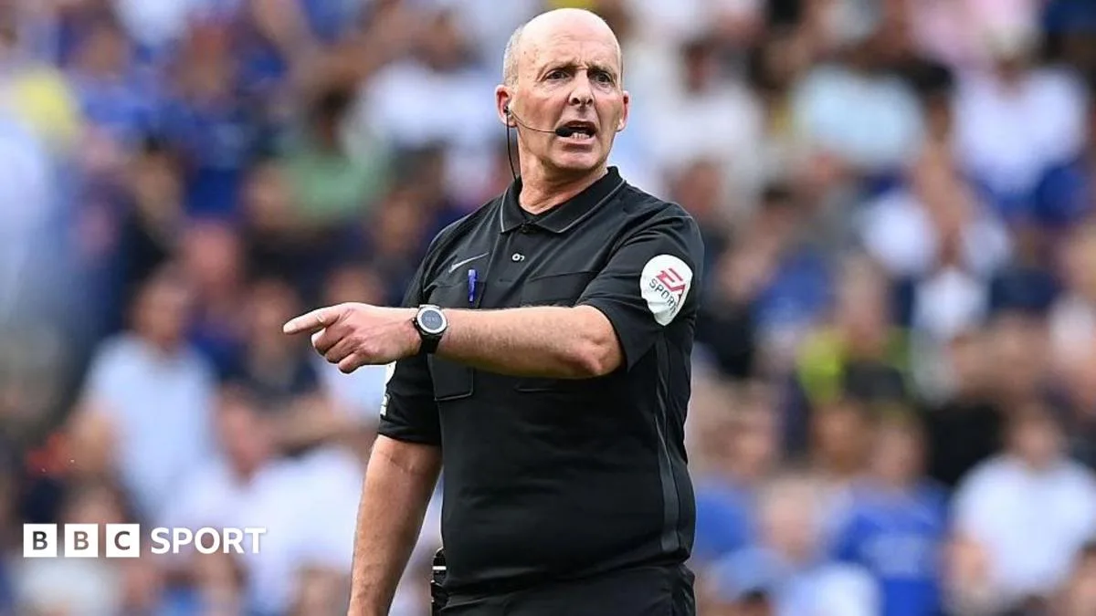 Klaim Mike Dean Soal 'Mainan' Peluit Terbantahkan Data: Rekor Terpanjang Hanya 18 Menit