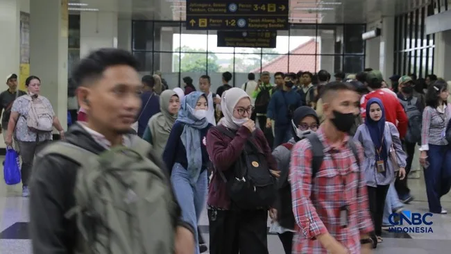 Dua Kali Anjlok dalam Sehari, Stasiun Manggarai Kembali Padat di Jam Pulang Kerja